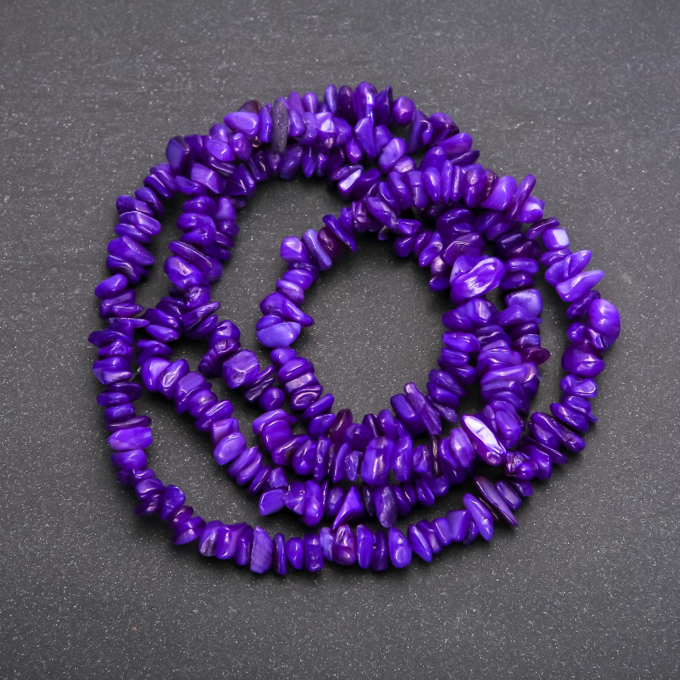 Mărgele pe șnur sidef tonat, fragmente, diametrul aproximativ de 7 mm, lungime 80 cm