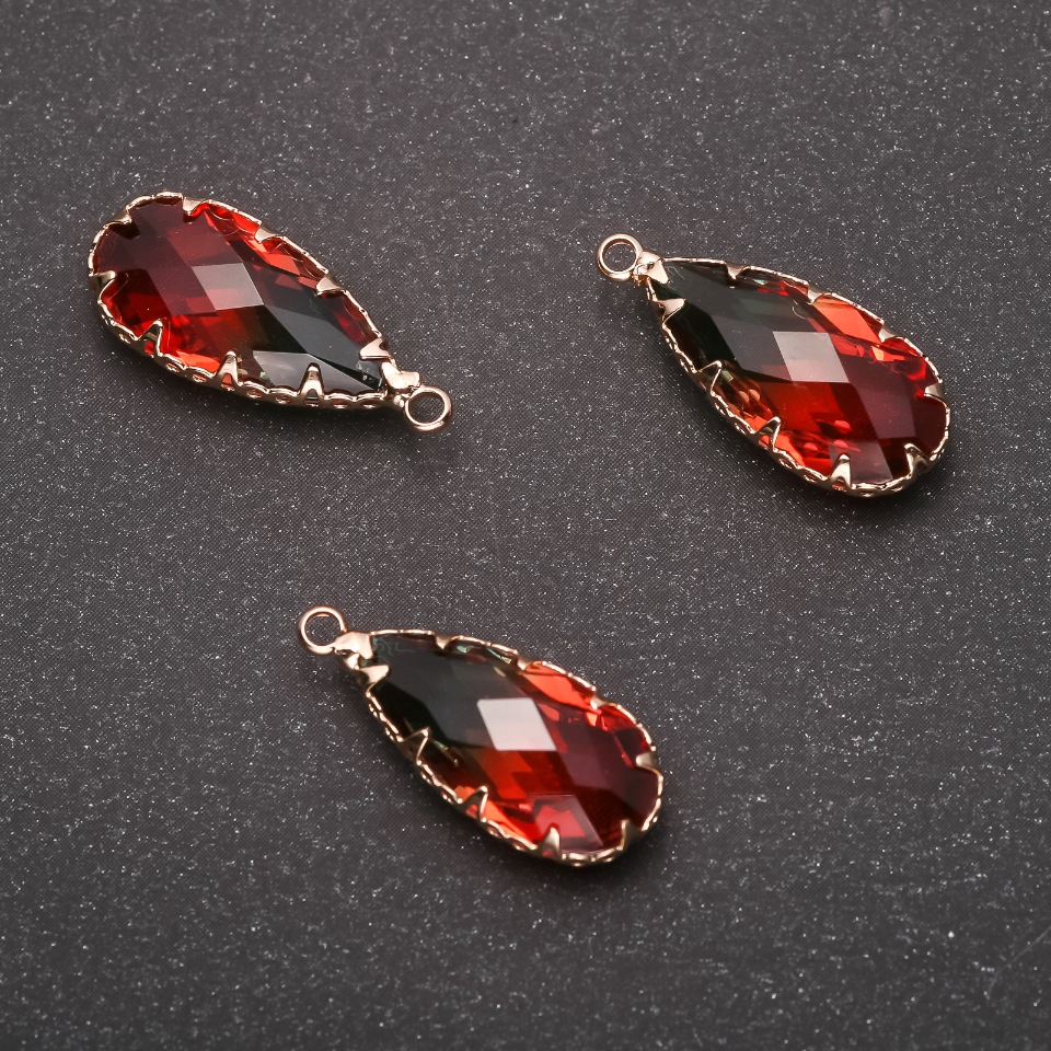 Pandantiv «Picătură» culoare verde-roșu, ramă aurie 10×24 mm