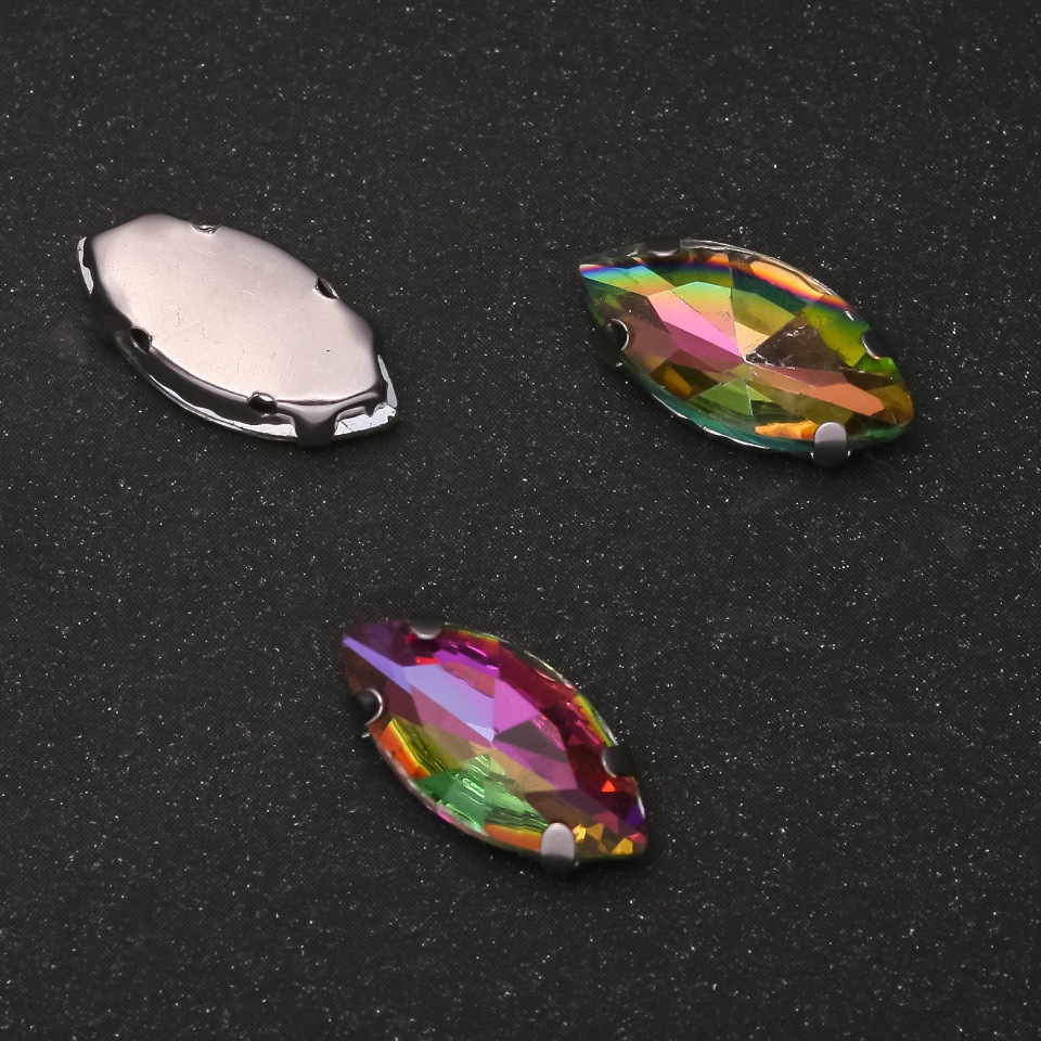 Preț per pachet / 10 buc. Cristal cusut în cap oval roz-verde 9x18 mm