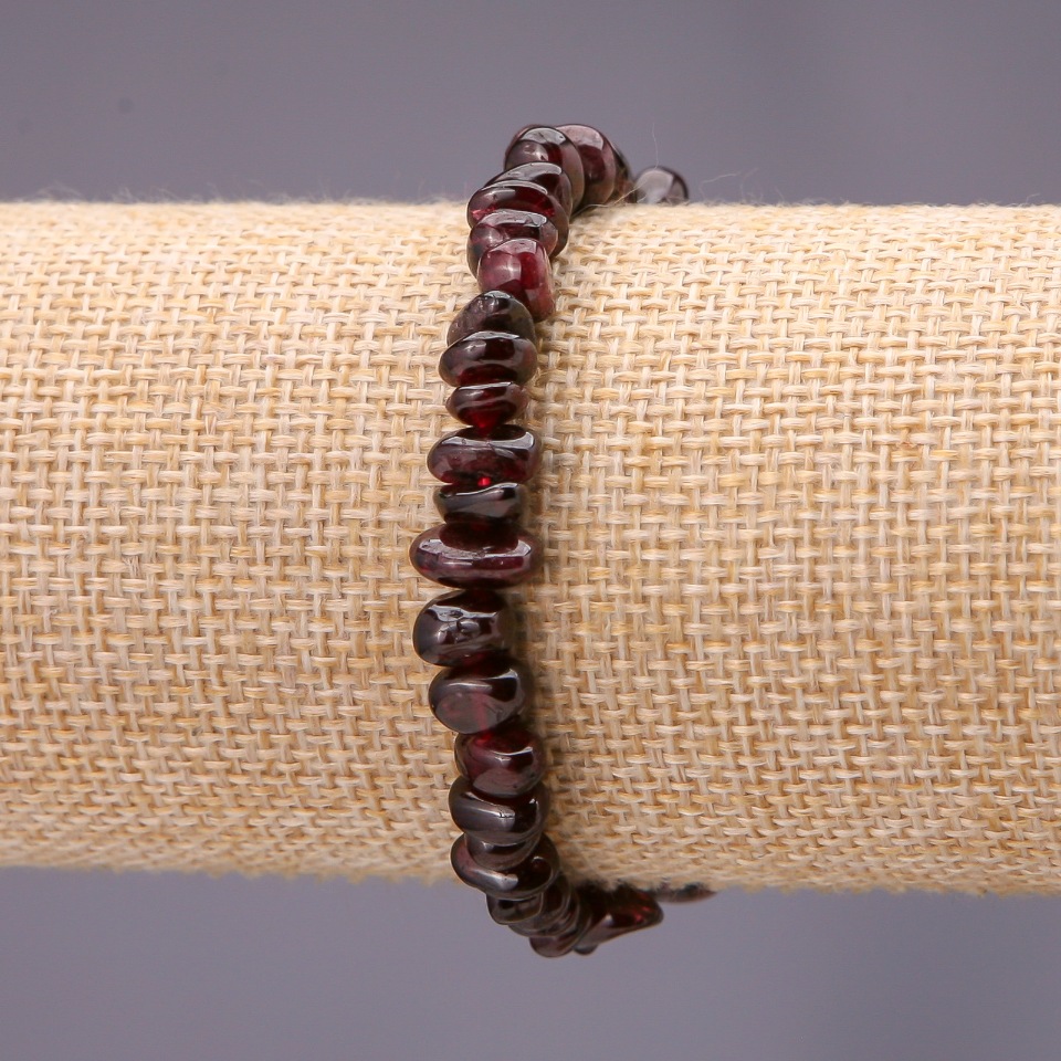 Brățară din fragmente de granat pe elastic