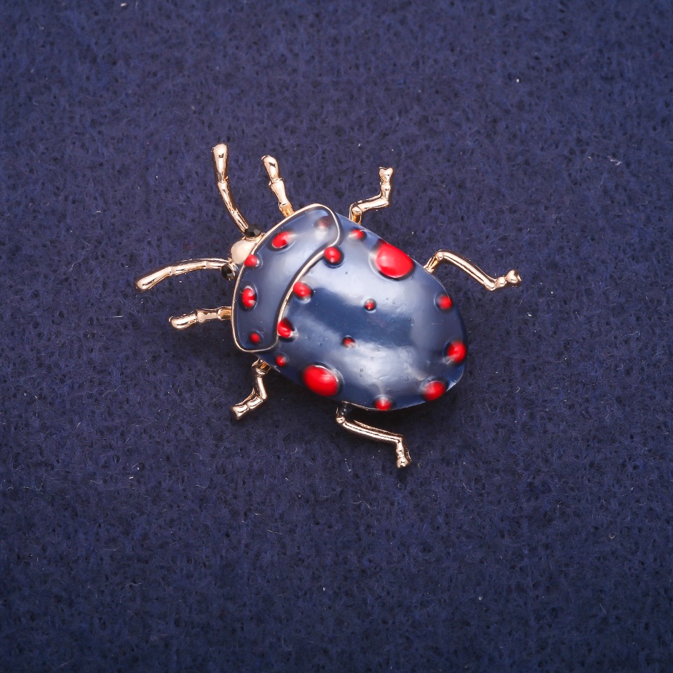 Broșă în formă de insectă emailată, metal auriu 31×35 mm