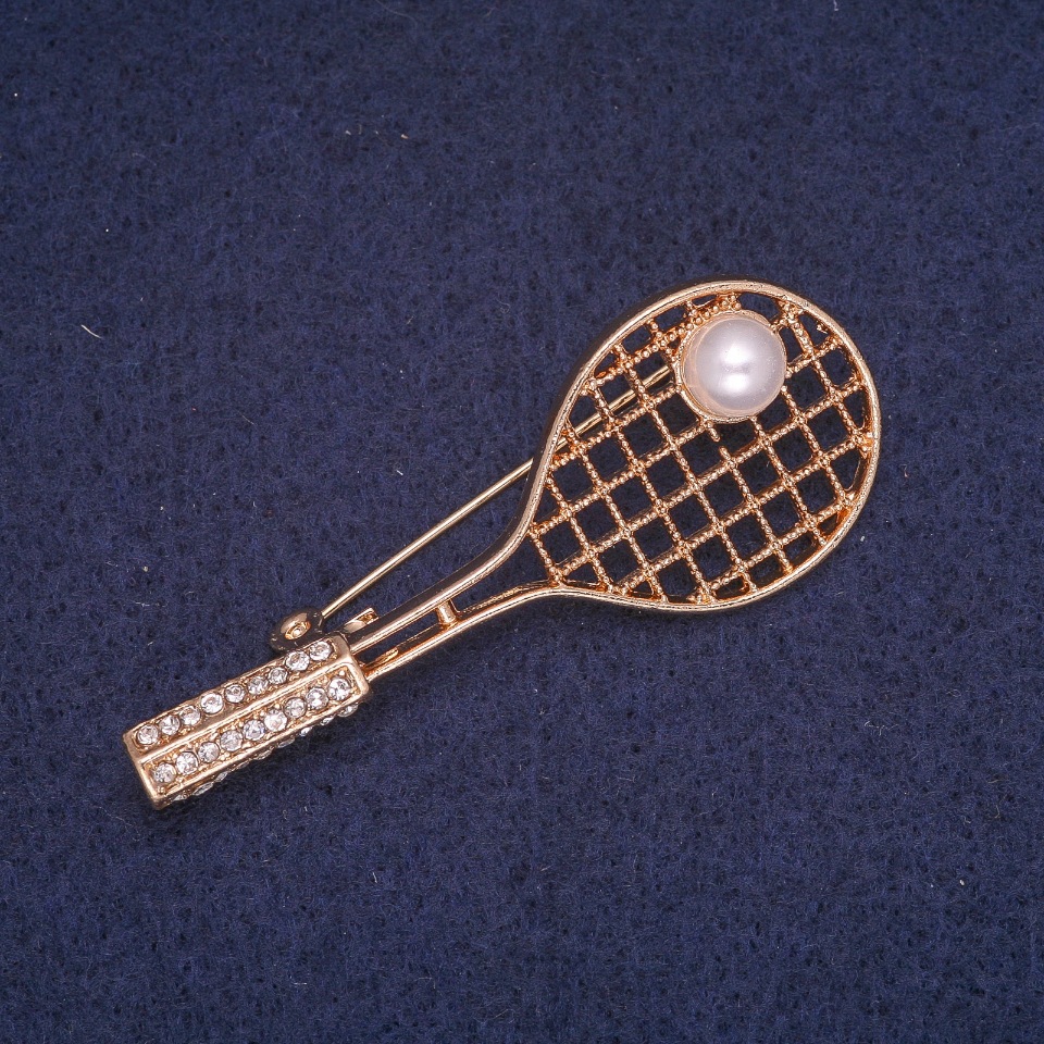 Broșă în formă de rachetă de tenis, cu minge din mărgele, metal auriu, strasuri albe 22×56 mm