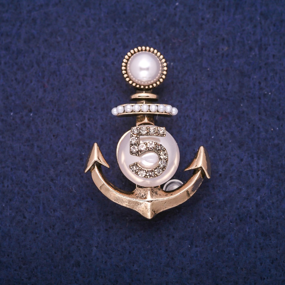 Reducere Broșă Ancoră cu mărgele și strasuri, metal auriu 28x39 mm