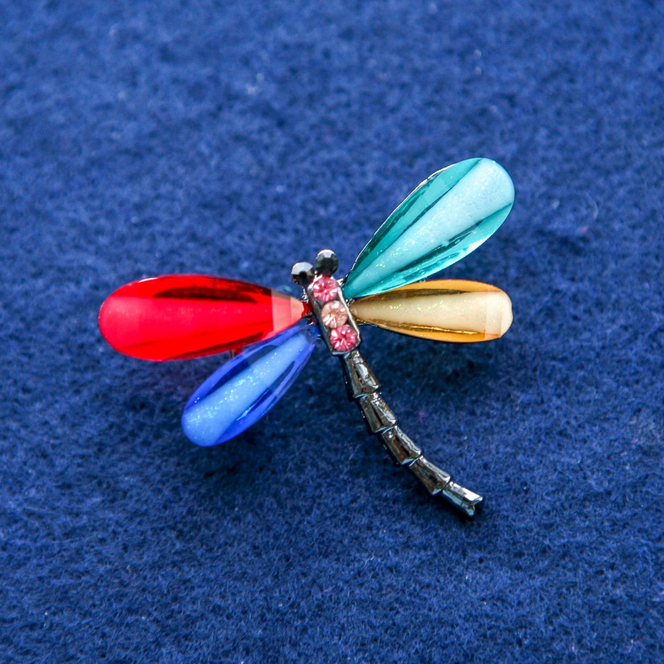 Broșă Libelulă cu cristale, metal argintiu 32×43 mm