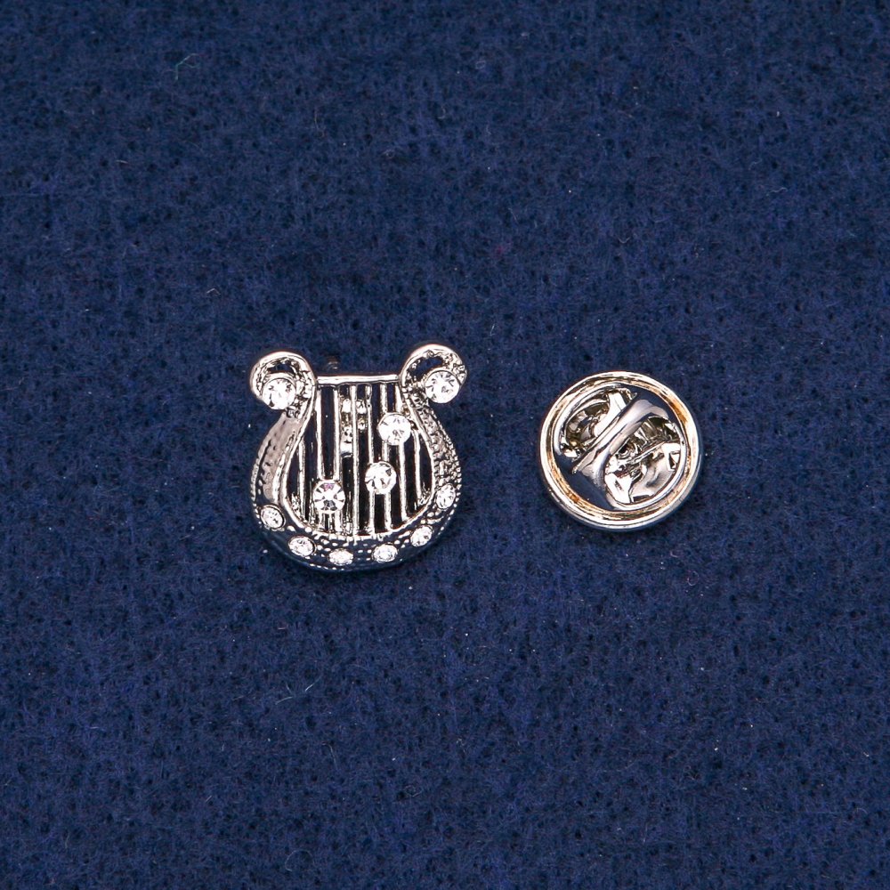 Broșă liră cu strasuri albe, metal argintiu 17x15 mm +