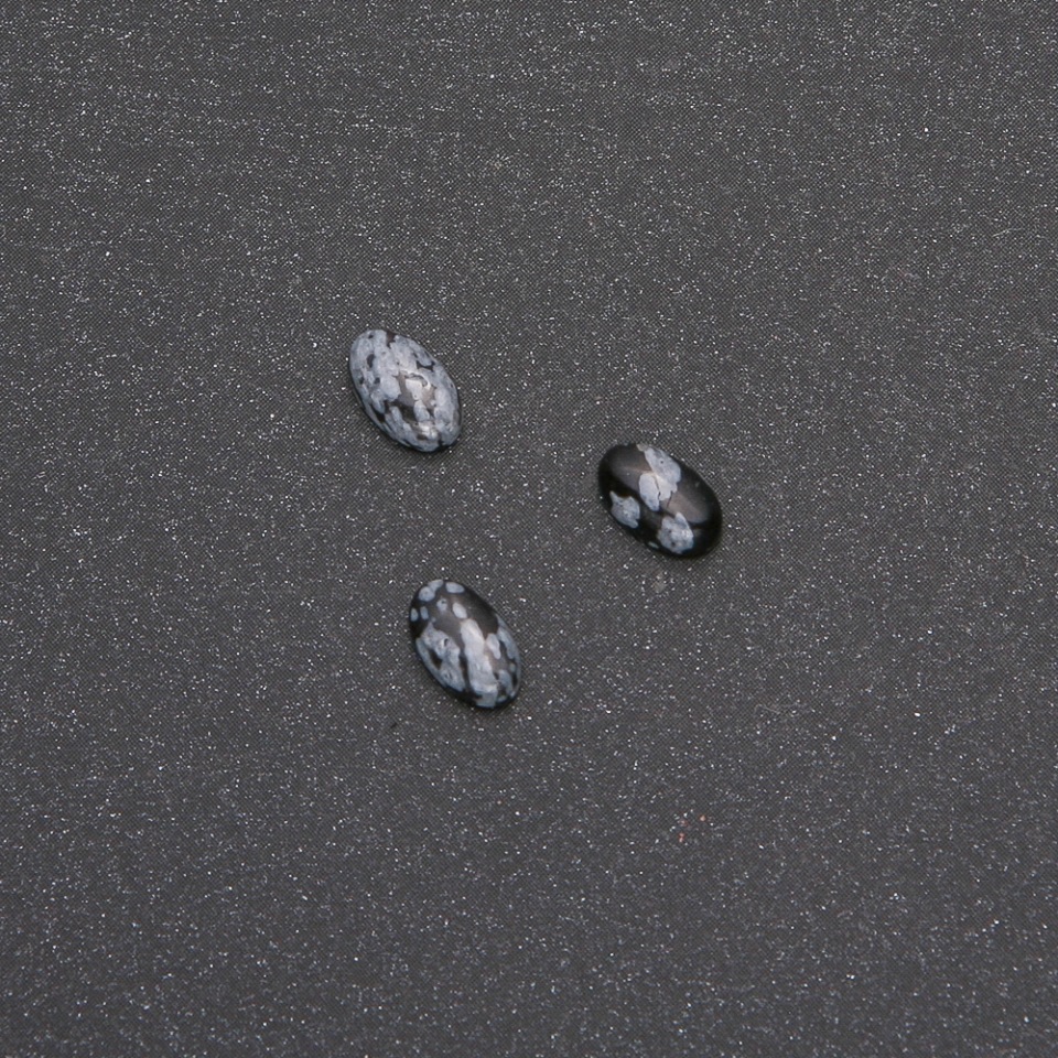 Cabochon piatră obsidian fulgi de zăpadă «Lacrimi de Apache» 8×5 mm