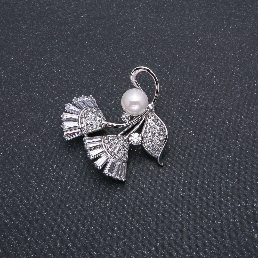 Broșă Xuping rodiu cu perlă Mallorca, diametru aproximativ 8 mm, cu pietre albe și strasuri de 33×31 mm