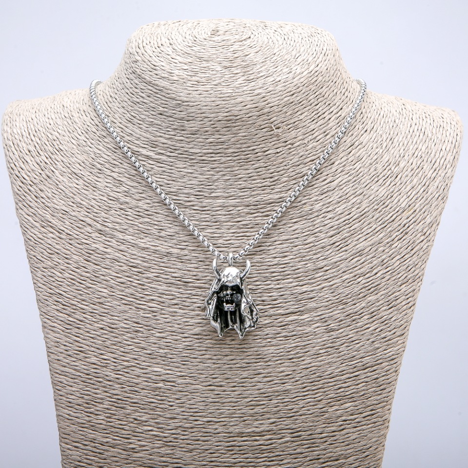 Pandantiv „Demon” 35×24 mm pe lanț, lungime 70 cm, metal argintiu