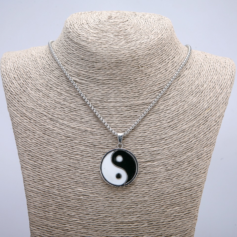 Pandantiv «Yin-yang» 43×30 mm pe un lanț, lungime 70 cm ± metal argintiu