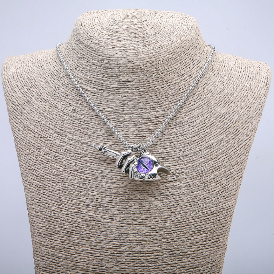 Pandantiv «Mână-lumânare Ochiul dragonului» 60×30 mm pe lanț, lungime 70 cm, metal argintiu