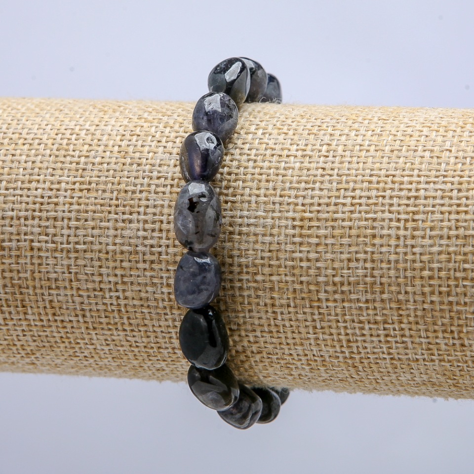 Brățară pe elastic din piatră naturală iolit, șlefuită, diametrul 8x10 mm, circumferința 18 cm +