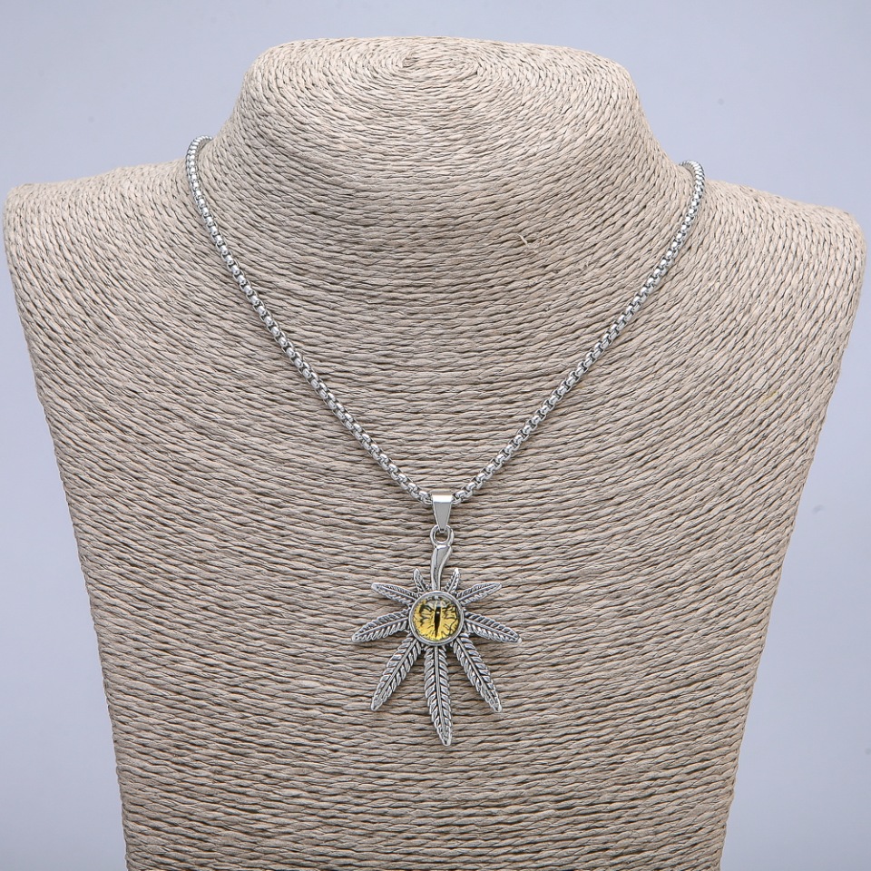 Pandantiv Frunză de cânepă cu ochi de dragon, 38×55 mm, pe lanț, lungime 65 cm, culoare argintie