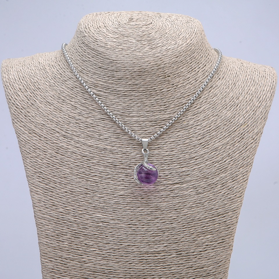 Pandantiv „Sferă în labă” 35x17mm pe lanț, lungime 70 cm +/- metal argintiu