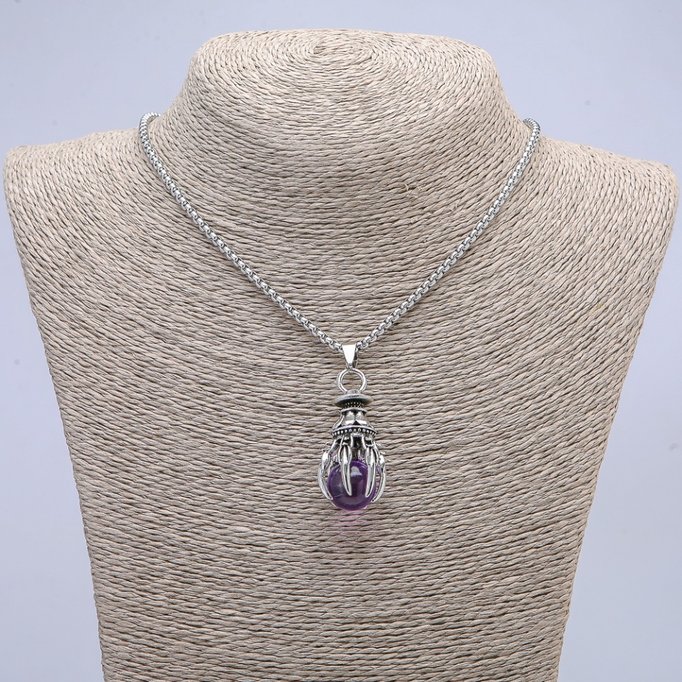 Pandantiv «Labă cu sferă» 40×20 mm pe lanț, lungime aproximativă 70 cm, metal argintiu