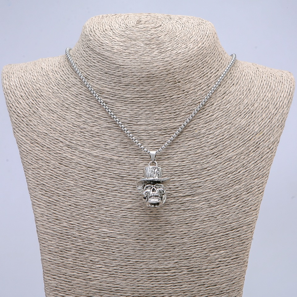 Pandantiv «Craniu în pălărie» 40×16 mm, pe lanț, lungime 65 cm, culoare argintiu