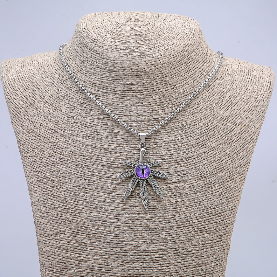 Pandantiv «Frunză de cânepă cu ochiul dragonului» 38×55 mm pe lanț, lungime 65 cm, culoare argintie