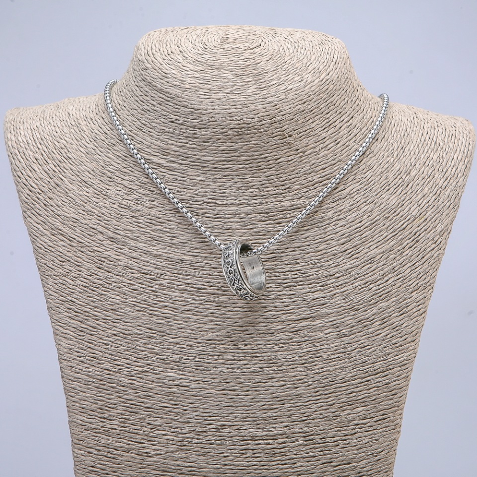 Pandantiv-inel de 24×8 mm pe lanț, lungime 70 cm, metal argintiu