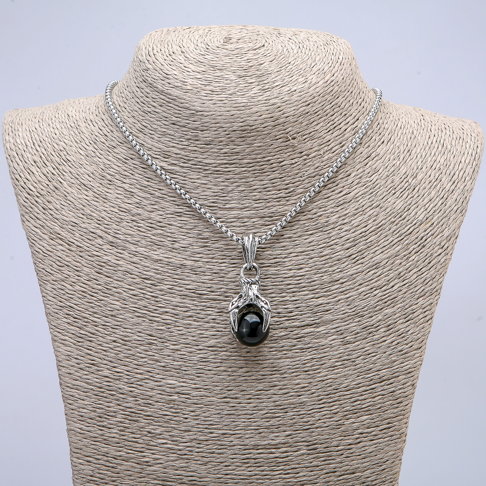 Pandantiv „Labă cu bilă” 45×15 mm, pe lanț, lungime 70 cm, metal argintiu