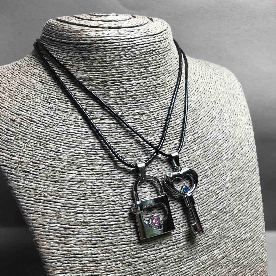 Pandantive pereche «Cheia și Lacătul», metal argintiu, cristal albastru și roz 45x30mm +/-, lungime 45-50cm