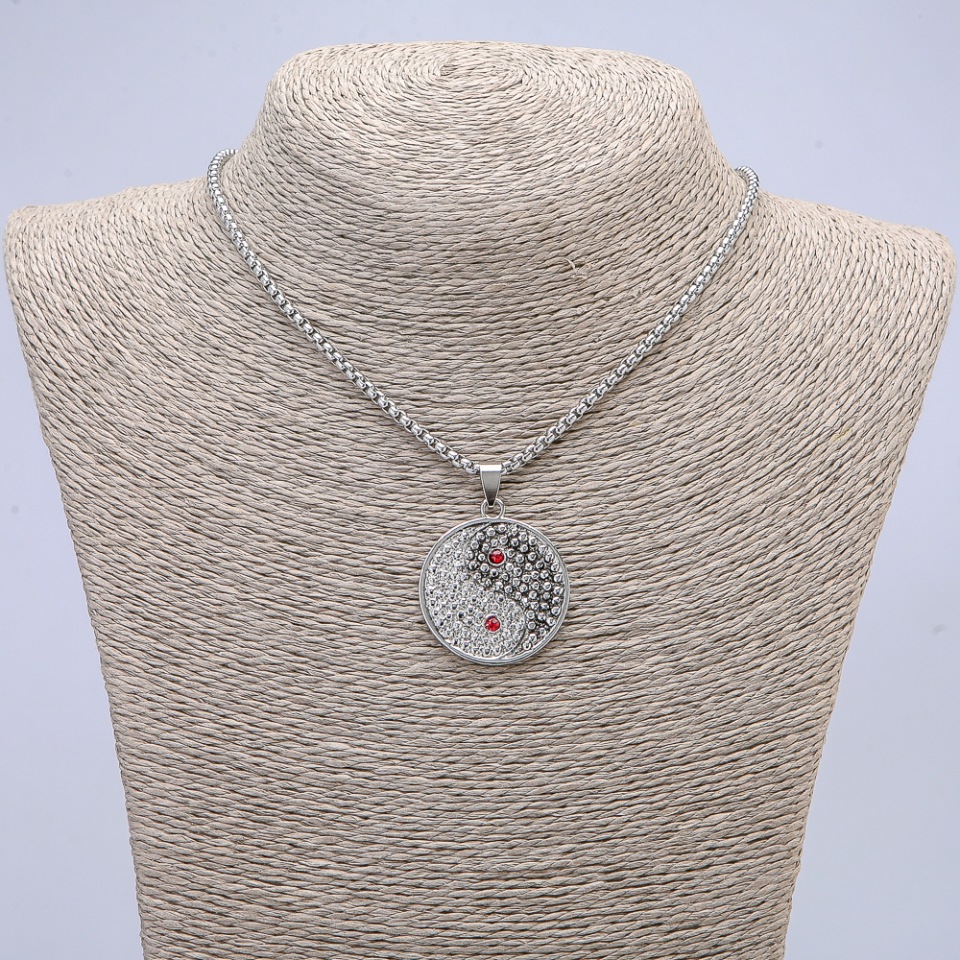 Pandantiv Yin Yang cu strasuri, 40x30 mm, pe lanț, lungime 70 cm, metal argintiu