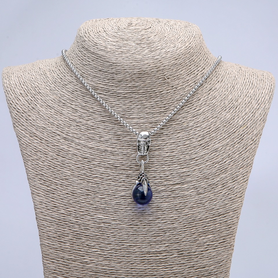 Pandantiv «Labă cu bilă și craniu» albastru, 50x16 mm, pe lanț de 70 cm, din metal argintiu