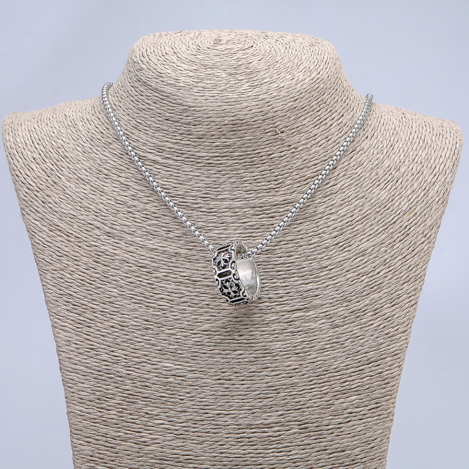 Pandant inelar pe lanț, 27x10 mm, lungime 70 cm, din metal argintiu