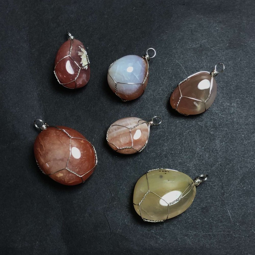 Pandantiv în înfășurare argintie din carneol natural, mărimi asortate