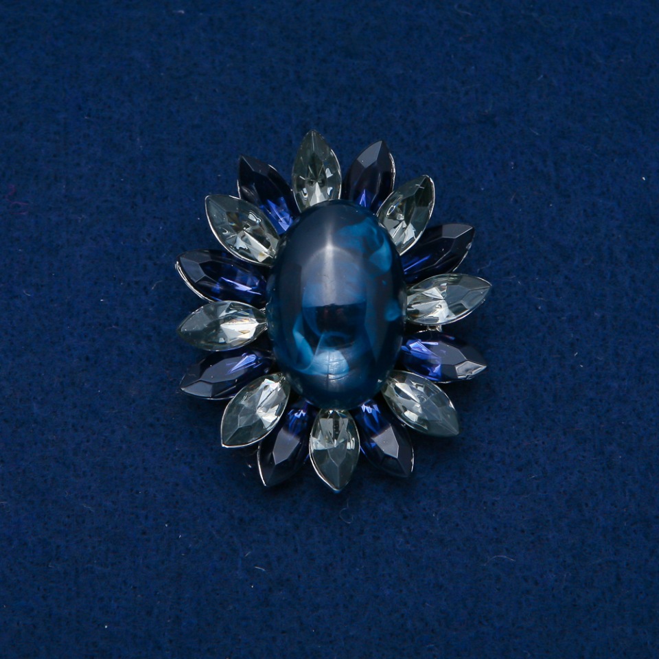 Broșă Floare 50×43 mm cabochon de agat, culoare albastru, gri, metal argintiu
