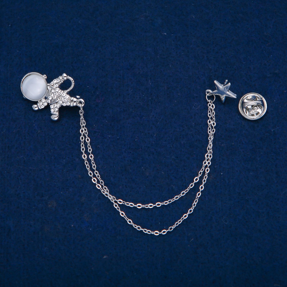 Broșă Cosmonaut cu cabochon «Ochi de pisică» și strasuri albe, metal argintiu 27x20 mm + -, lungime 12 cm +