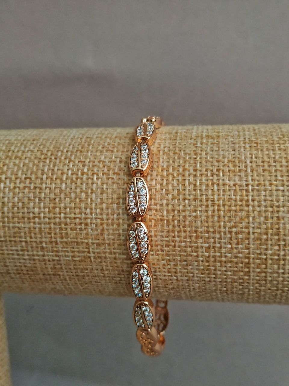 Brățară Xuping placată cu aur 18K și cristale albe, lungime 17–19 cm, grosime 6 mm +