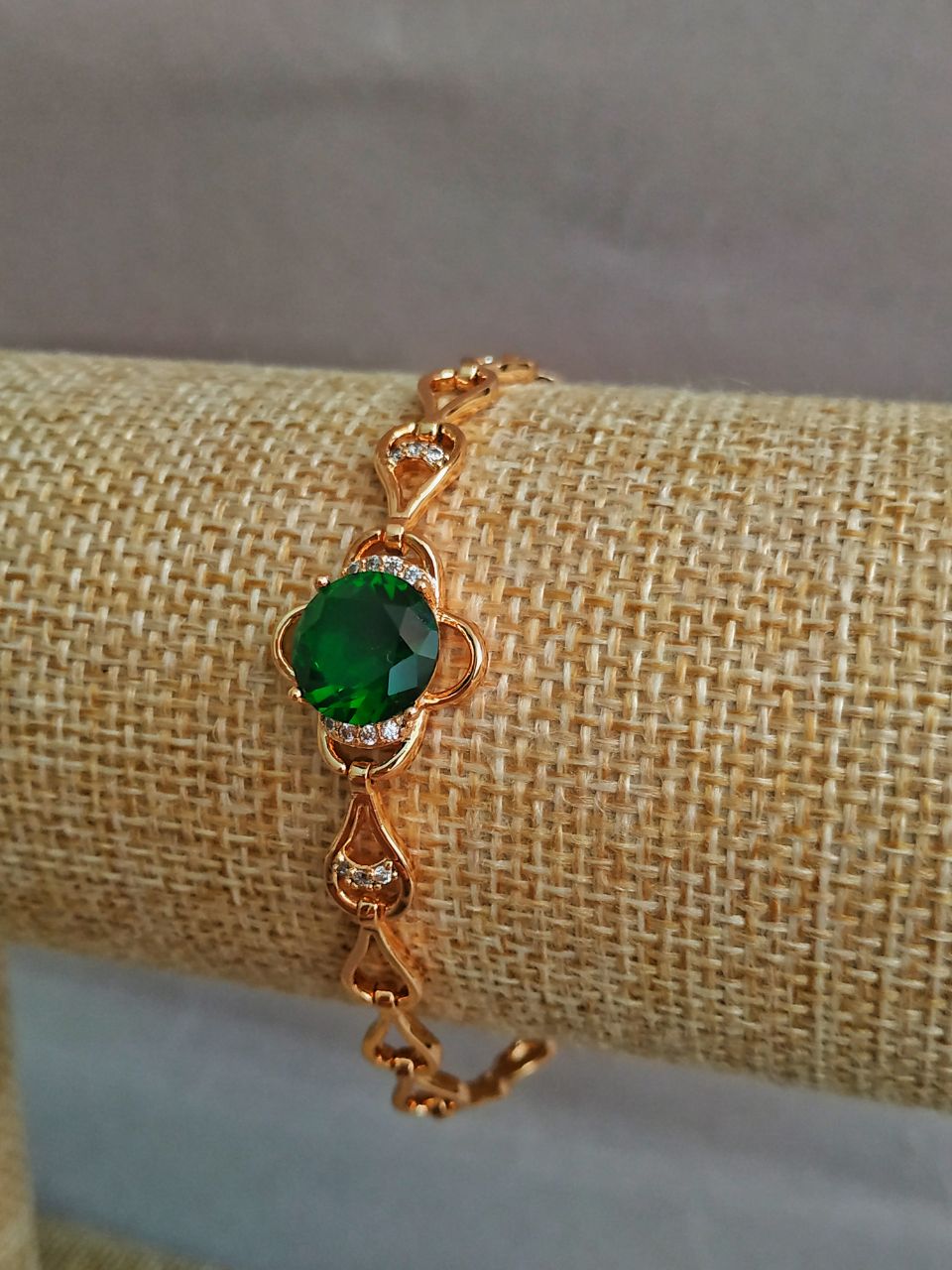 Brățară Xuping placată cu aur 18K, cu strasuri albe și cristal verde, lungime 16–17 cm, grosime 6 mm +