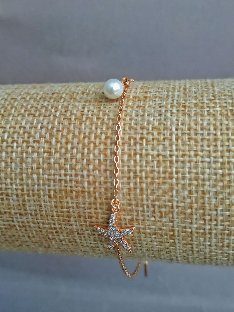 Brățară Xuping cu placare aur 18K, cu cristale albe și mărgea centrală, lungime 17–20 cm, grosime 1,2 mm +