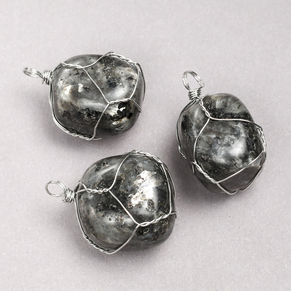 Pandantiv cu labradorit într-o împletire argintie, diametrul 35×20 mm+