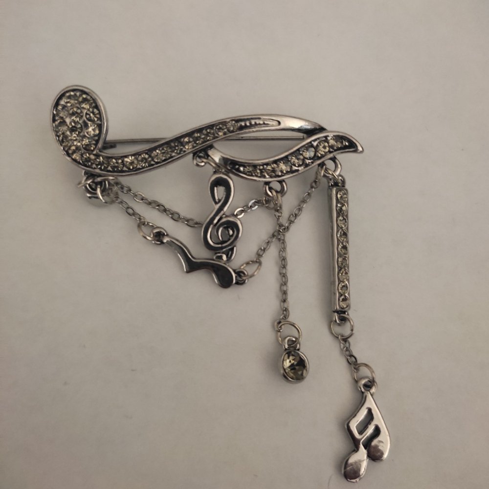 УЦІНКА Брошка Нота з підвісками темно-сірий метал і стрази 19х50 мм +