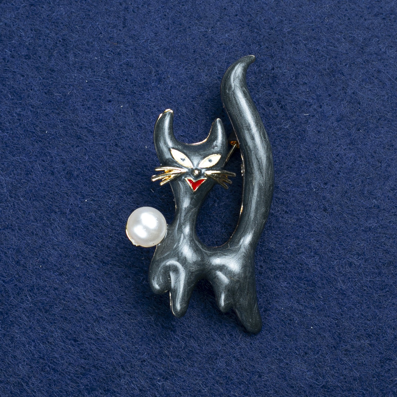 Broșă Pisicuță din metal auriu, email și mărgea 50×26 mm +