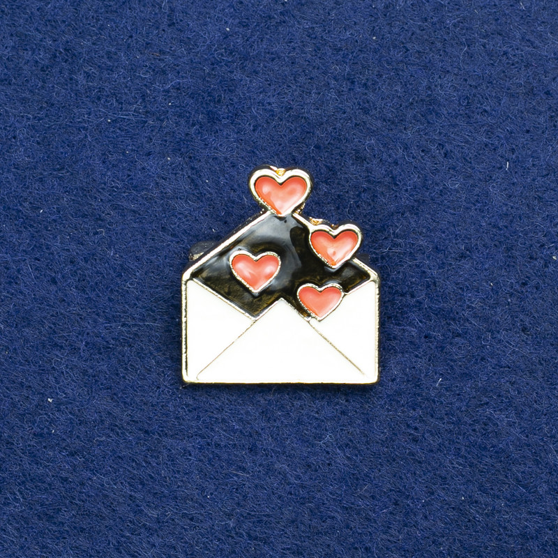 Broșă în formă de plic, metal aurit și email, 20×24 mm +