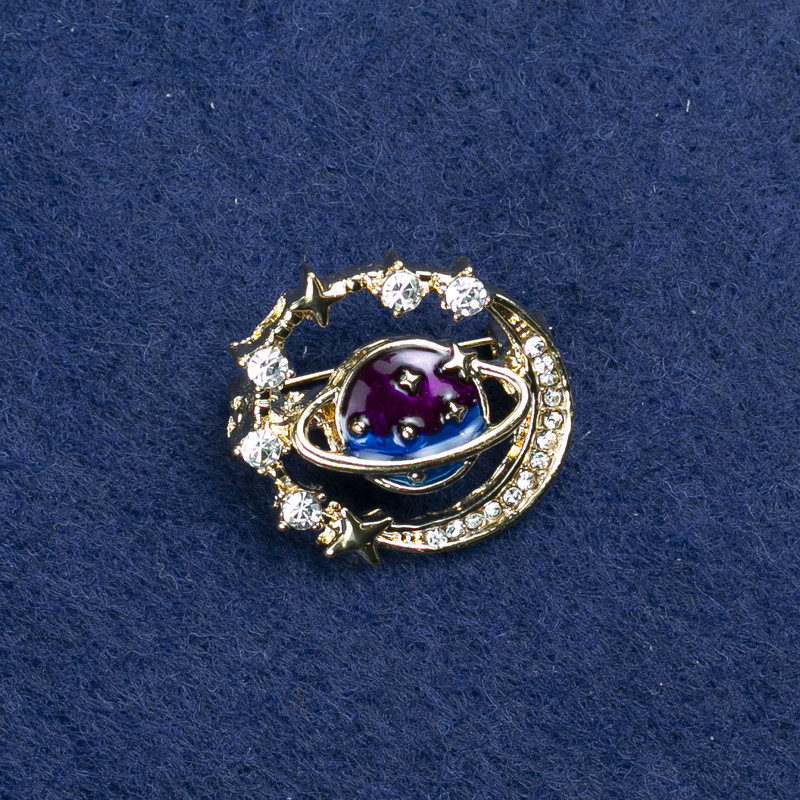 Broșă Planeta din metal auriu, email și strasuri, 22×24 mm +