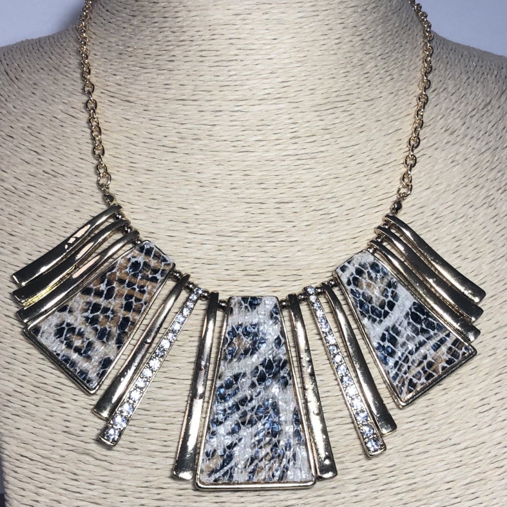 Colier din piele ecologică, metal auriu și strasuri, lungime 42-50 cm +