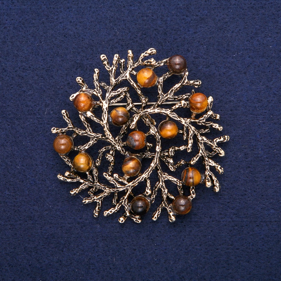 Broșă cu pandantiv «Crenguțe» din piatră naturală ochiul de tigru, metal auriu, 60 mm