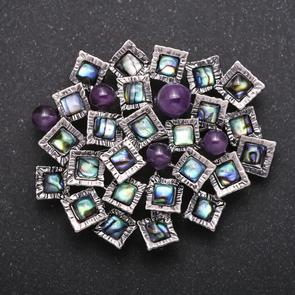 Broșă-pendulă din seria „Accent” cu Haliotit și Ametist, culoarea metalului 57×49 mm