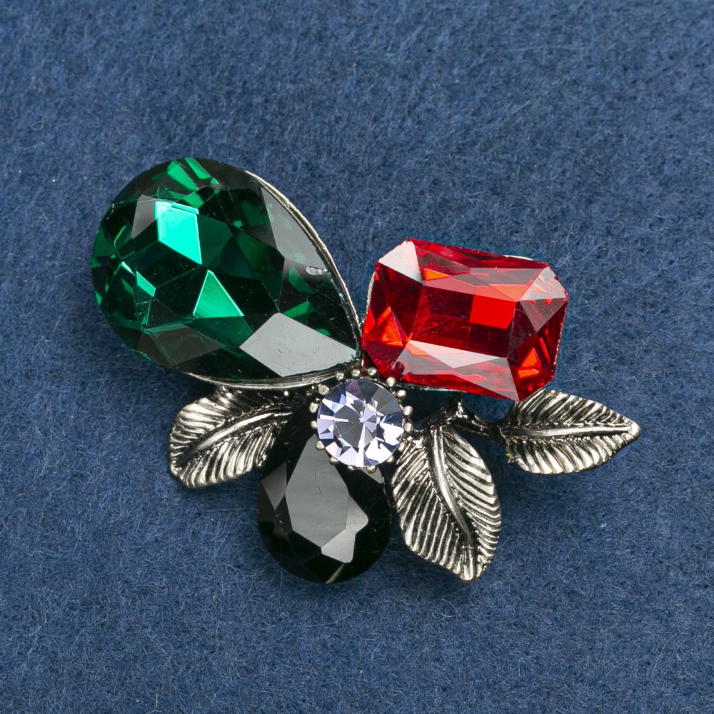 Broșă cu frunzulițe din metal argintiu cu cristale 55×35 mm +