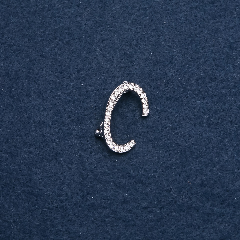Broșă cu inițialul literei „S”, 26×18 mm, culoare argintie
