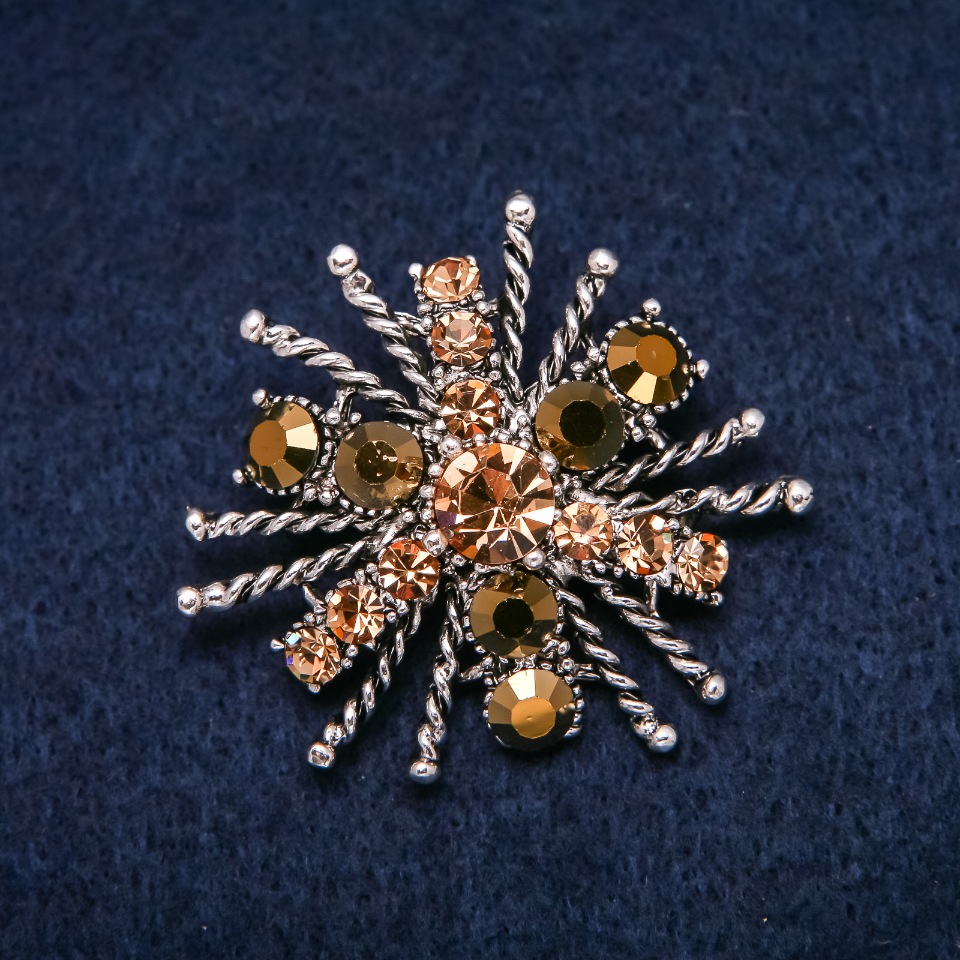 Broșă Ordinul frumuseții 45×40 mm, strasuri, culoare galbenă, metal argintiu