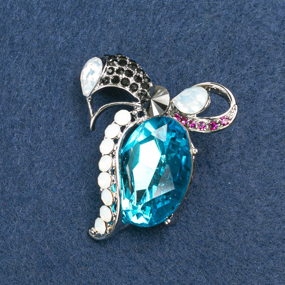 Broșă Fundă argintie din metal cu strasuri și cristal 55×50 mm +