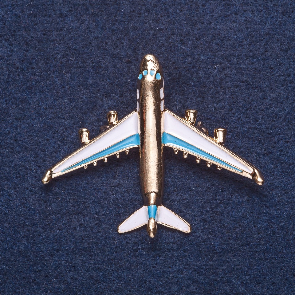 Broșă «Avion» albă cu email alb și albastru deschis, culoare metal auriu, 4×5 cm