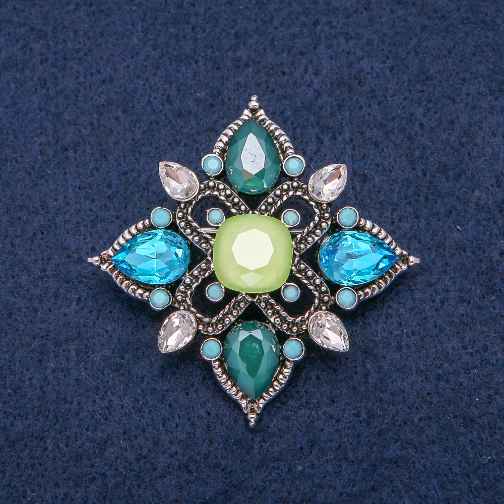Broșă în formă de floare, metal argintiu cu strasuri, 44×44 mm