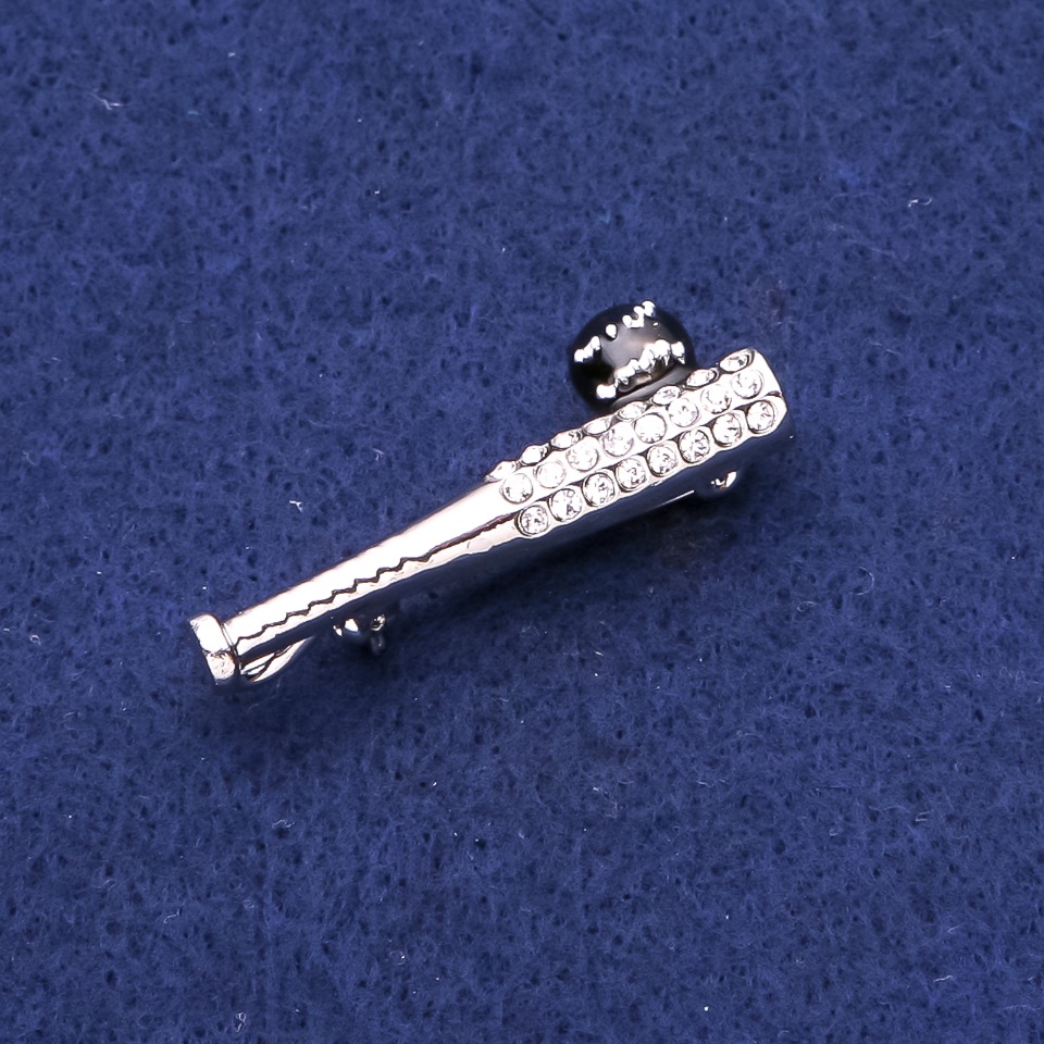 Broșă «bâtă de baseball» cu strasuri, metal argintiu 13×40 mm