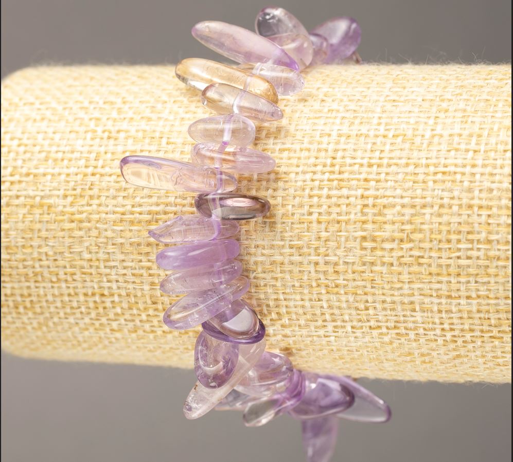 Brățară elastică din piatră naturală ametist fragmente în formă de ac, d 11-24×3-7(±)mm circumferința 16-17 cm+