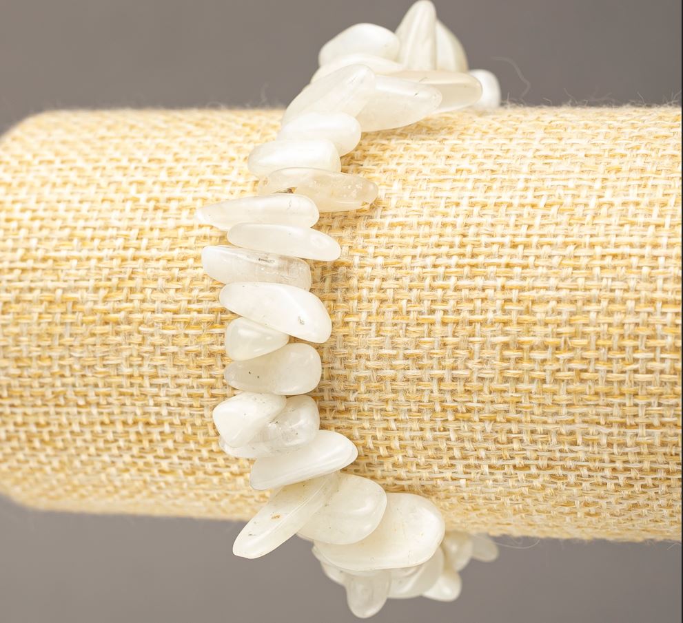 Brățară din adularit natural – fragmente de adular în formă de ace pe elastic, d 11-23×3-6(±)mm, lungime 18 cm