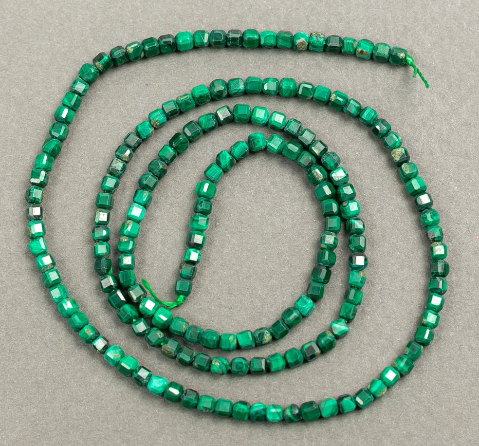 Mărgele din piatră naturală pe șnur, ochi de pisică, verzi, tăiate cub, diametrul aproximativ 5×5 mm (+ -), lungime 39 cm (+)